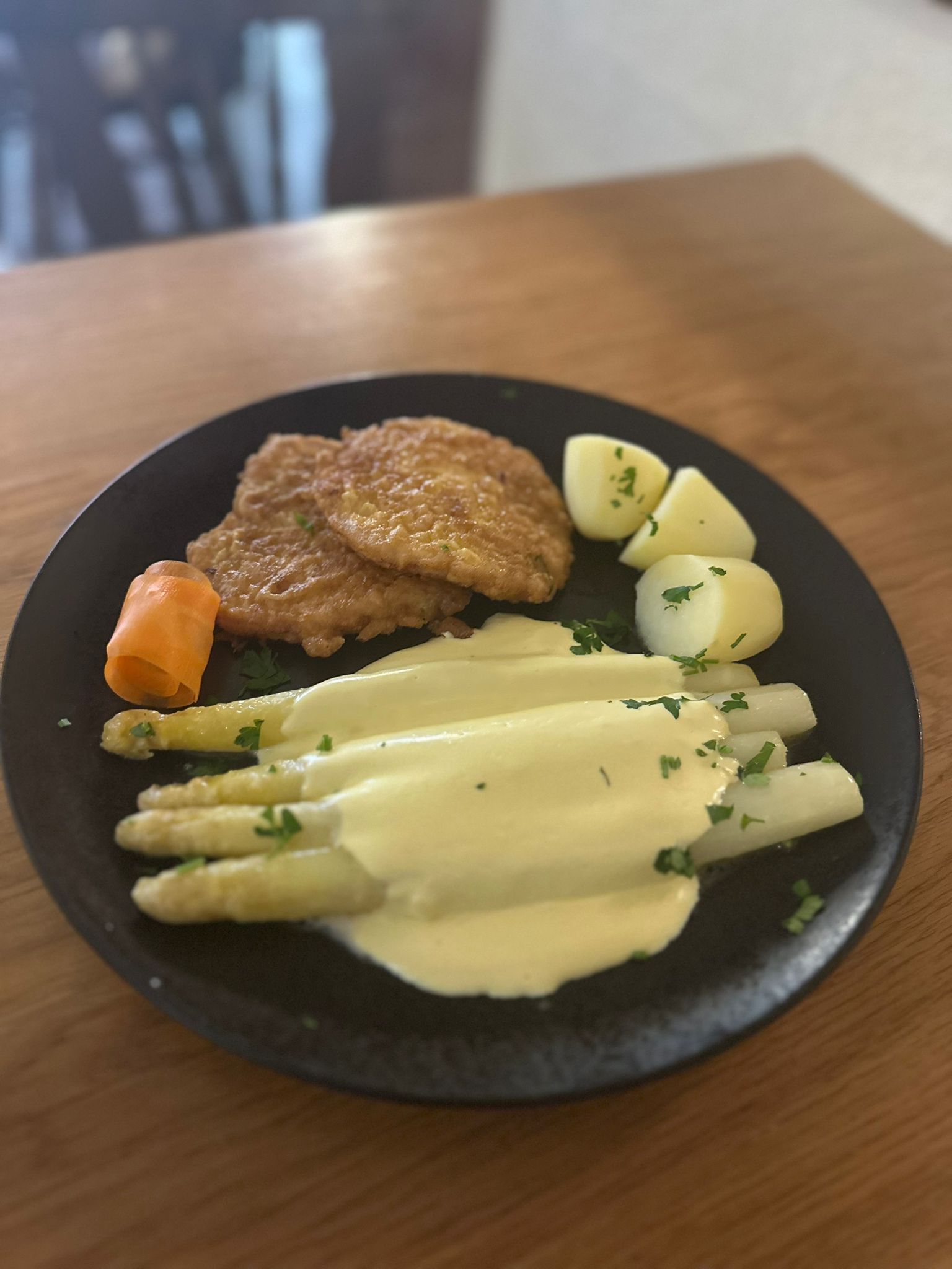 Schnitzel mit frischem Spargel